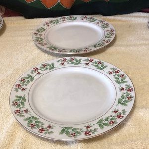 Christmas Charm-Delight-Holiday-Harmony
by GIBSON 2 - 10-1/2”Dinner Plat…